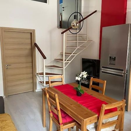 Comfy Apartment With Low Ceiling Attic Athens Luaran gambar