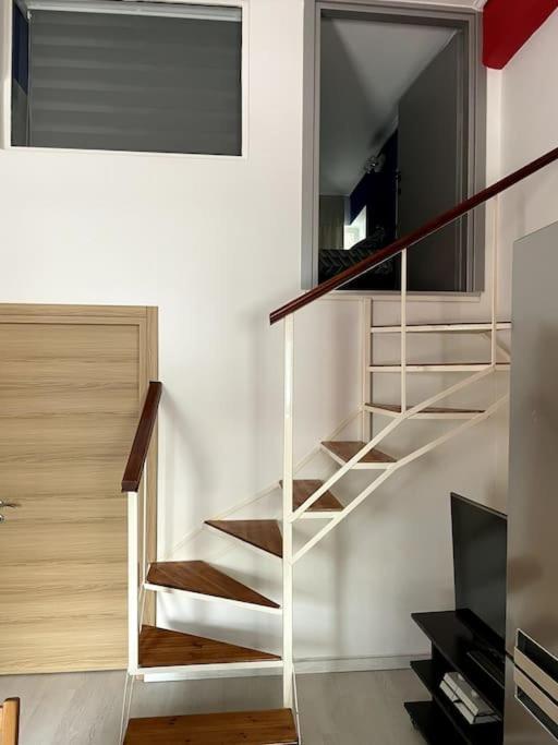 Comfy Apartment With Low Ceiling Attic Athens Luaran gambar