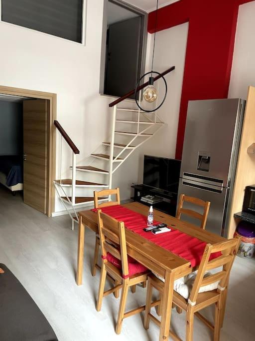 Comfy Apartment With Low Ceiling Attic Athens Luaran gambar