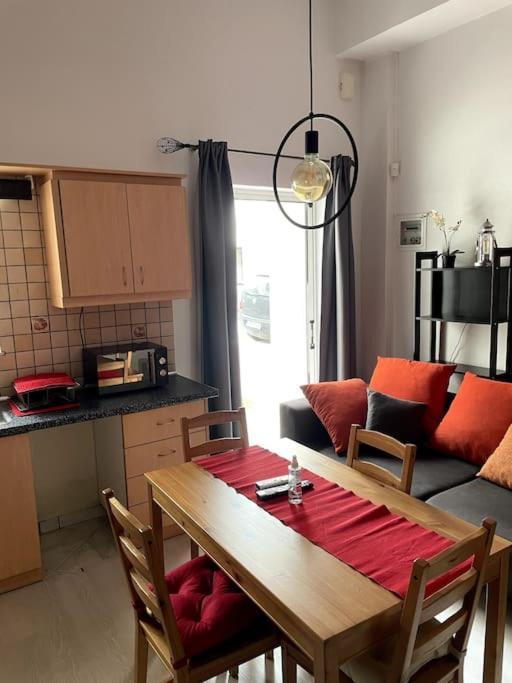Comfy Apartment With Low Ceiling Attic Athens Luaran gambar