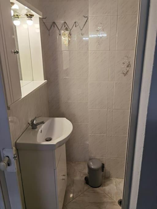 Comfy Apartment With Low Ceiling Attic Athens Luaran gambar