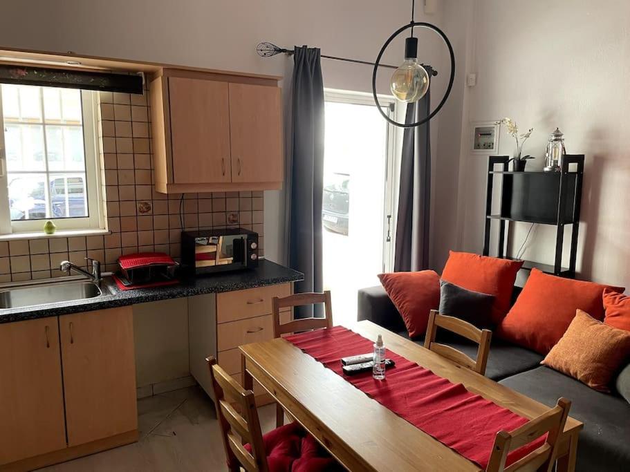 Comfy Apartment With Low Ceiling Attic Athens Luaran gambar