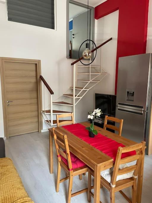 Comfy Apartment With Low Ceiling Attic Athens Luaran gambar